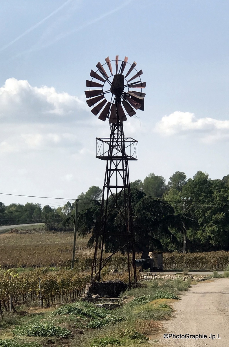 Ancienne éolienne de pompage — free download